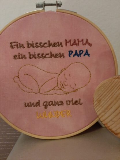Spruch - Ein bisschen Mama, ein bisschen Papa und ganz viel Wunder – Bild 2
