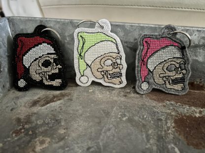 Anhänger Skull / Totenkopf mit Nikolausmütze