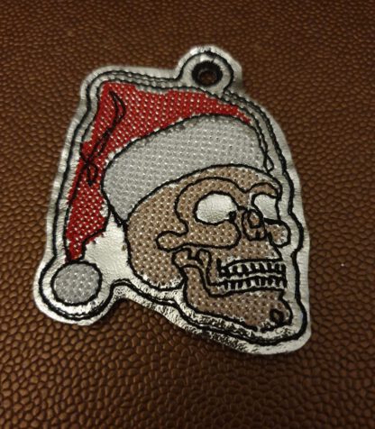 Anhänger Skull / Totenkopf mit Nikolausmütze – Bild 7