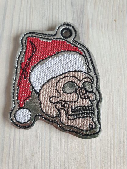Anhänger Skull / Totenkopf mit Nikolausmütze – Bild 8
