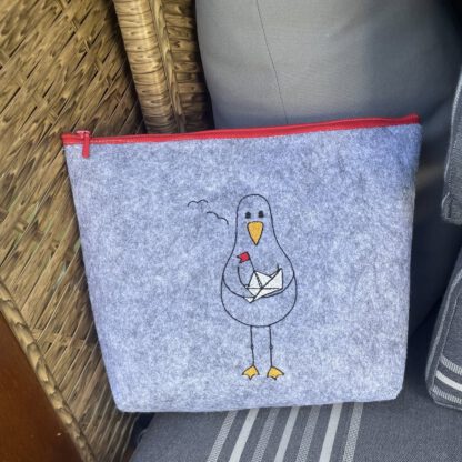 Doodle-Applikation "Möwe mit Papierschiff"