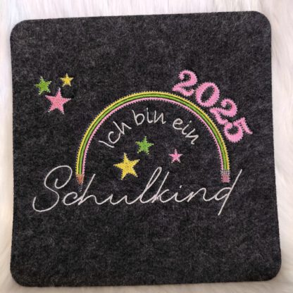 Spruch - Ich bin ein Schulkind 2025 (Bleistift-Regenbogen)